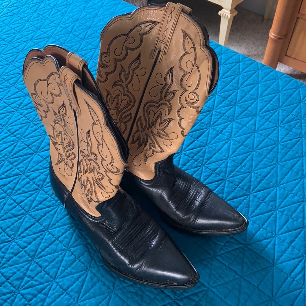 Ariat Women’s cowboy boots size 8 🍀SOLD